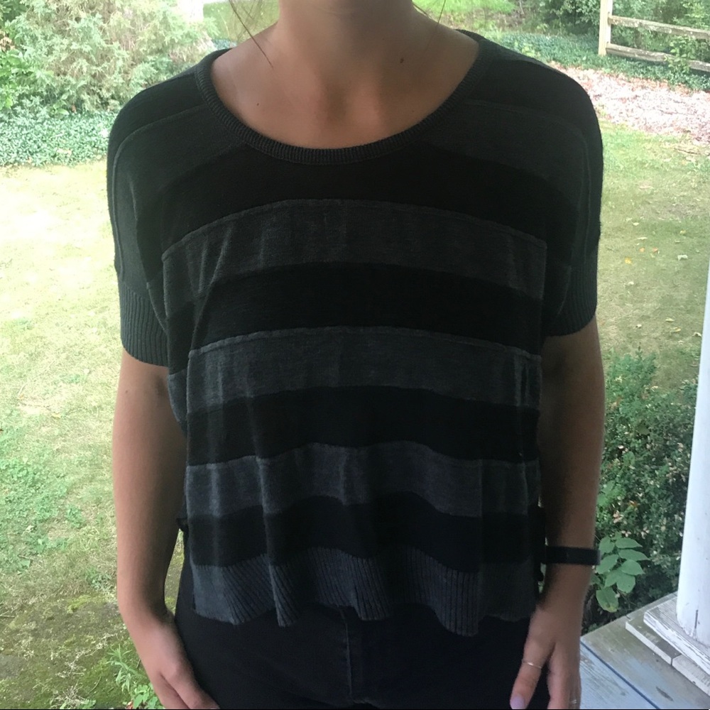 Short sleeved sweater